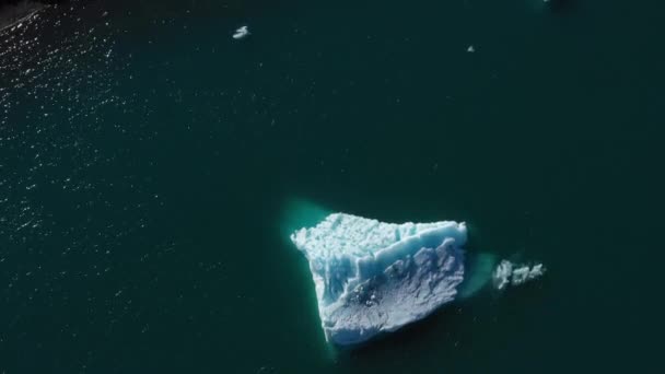 アイスランドのジョクルサロン氷河ラグーンでの氷山の昼間の空中ショット — ストック動画