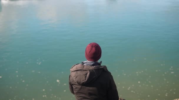 Tiro Diurno Mostrando Visão Traseira Homem Sentado Perto Lagoa Glaciar — Vídeo de Stock