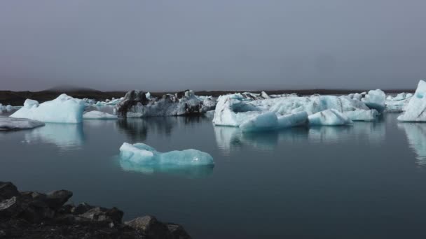 Panoramique Déplaçant Droite Gauche Concentrant Sur Les Icebergs Flottants Lagune — Video
