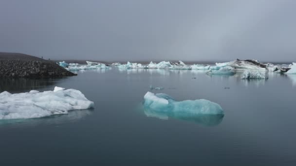 Bodegón Mostrando Iceberg Flotando Hacia Otro Iceberg Las Tranquilas Aguas — Vídeos de Stock