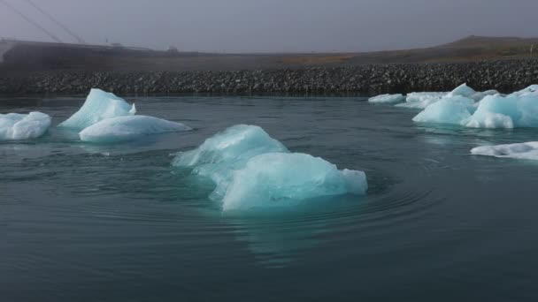 アイスランドのジョクルサロン氷河ラグーンに場所に浮かんでいる氷山を示す静止したショット — ストック動画