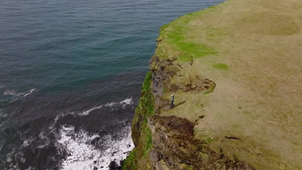 Daytime Aerial Shot Man Standing Cliff Overlooking Sea Reynisdrangar Rock — 비디오