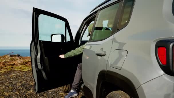 Series Video Showing Man Getting Out Car Views Reynisdrangar Sea — Wideo stockowe