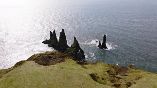 Drone Man Standing Cliff Looking Sea Reynisdrangar Sea Stacks Iceland — Stock Video