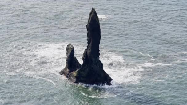 Close Shot Isolated Basalt Sea Stack Sea Located Iceland — Stock video