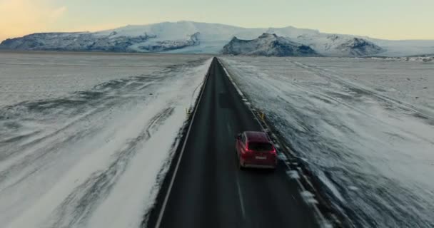Aerial Shot Red Car Traveling Road View Snowy Mountain Iceland — Wideo stockowe