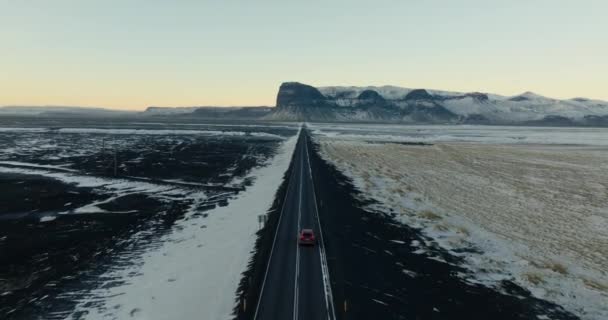 Широкая Воздушная Съемка Автомобиля Движущегося Заснеженной Горе Ломагнупур Исландии Днем — стоковое видео