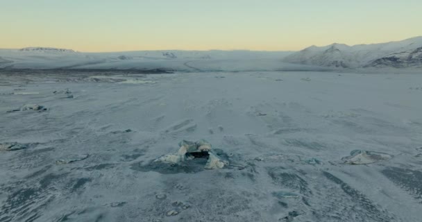昼間のアイスランドの冬景色と雪に覆われた山々の空中風景 — ストック動画