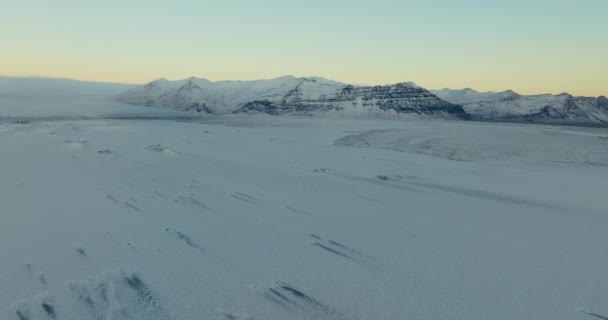 Wide Shot Winter Landscape Snow Covered Mountains Iceland Daytime — Stockvideo