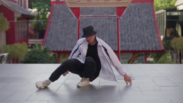 Breakdancing Young Man Bangkok Youth Culture Spinning — 비디오