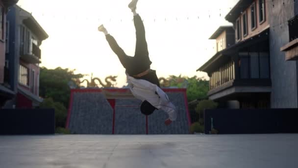Breakdancing Man Backflip Dancer Bangkok — Stock video
