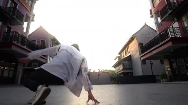 Spinning Fiatal Férfi Breakdancer Bangkok Hip Hop — Stock videók
