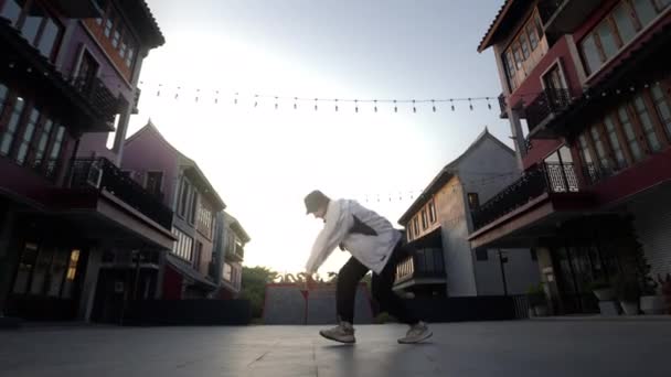 Hip Hop Dancing Man Cool Town Square — Vídeo de Stock