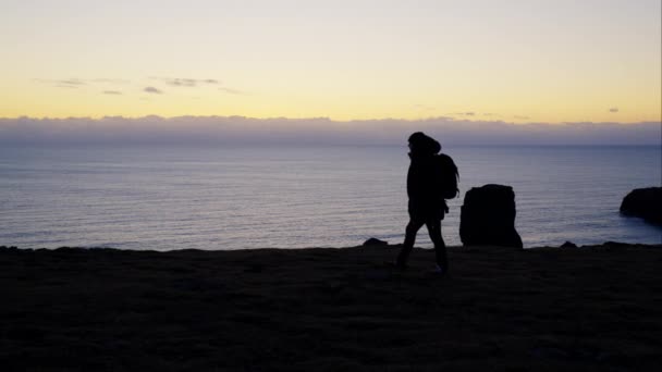 Wandern Silhouette Mann Dyrholaey Sonnenaufgang — Stockvideo