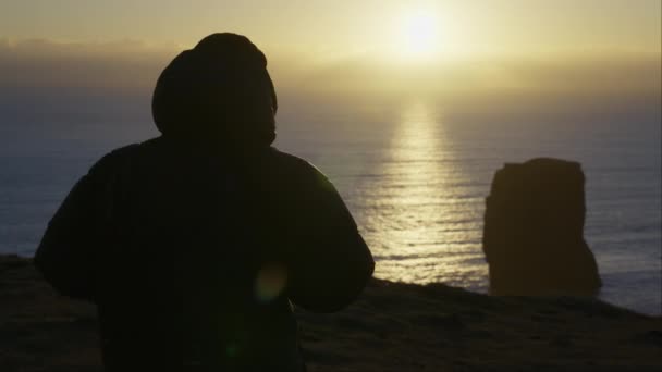 Восход Солнца Человек Пешие Прогулки Море Дирхолей — стоковое видео