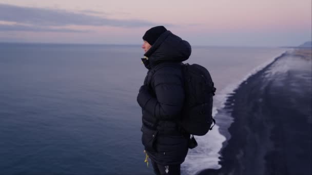 Homem Caminhante Mar Amanhecer Dyrholaey Islândia — Vídeo de Stock