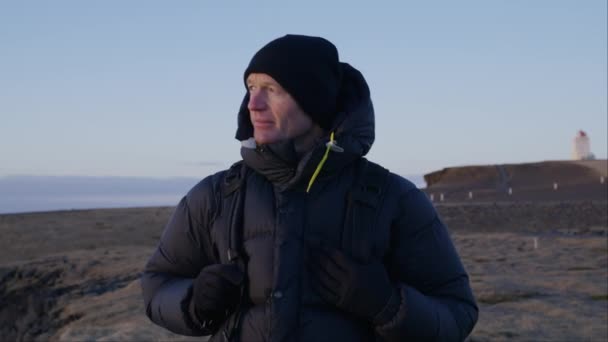 Hiking Man Cold Dawn Dyrholaey — Stock Video