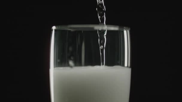 酒杯的特写镜头 慢慢地注入香槟和泡沫 在黑暗的背景下形成 — 图库视频影像