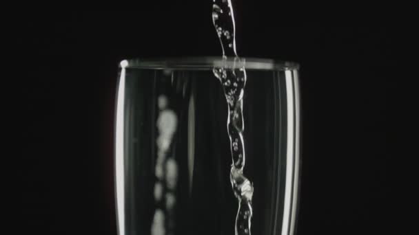 Крупным Планом Шампанское Наливается Течет Бокал Вина Замедленной Съемке Темном — стоковое видео