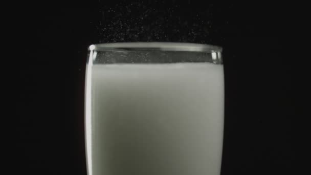 在黑暗的背景下 一个装有香槟和水滴的酒杯在空中蒸发的特写镜头 — 图库视频影像
