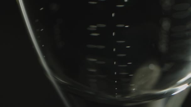 Náklon Výstřel Pohybující Vzhůru Ukazuje Rozmazané Bubliny Šampaňského Uvnitř Sklenice — Stock video