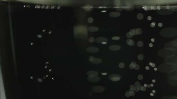 Наклонный Снимок Движется Вверх Показывая Размытые Пузырьки Шампанского Поднимающиеся Внутри — стоковое видео