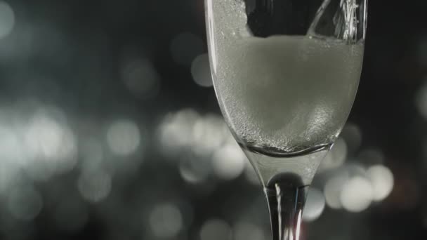 Een Close Shot Van Een Fluitglas Gevuld Met Champagne Slow — Stockvideo