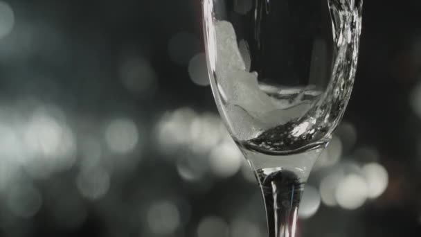 Imagine Aproape Unui Pahar Flaut Umplut Șampanie Mișcare Lentă Fundal — Videoclip de stoc