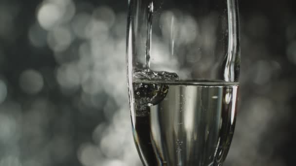 Een Close Shot Van Het Gieten Van Champagne Een Reeds — Stockvideo