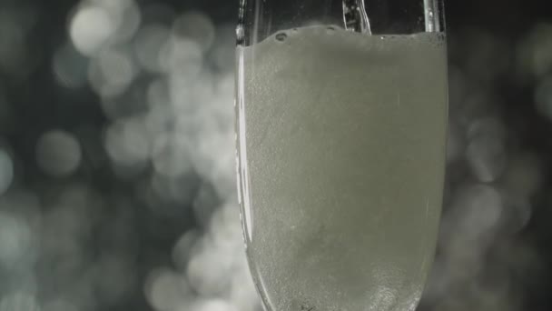 Een Close Shot Champagne Wordt Gegoten Een Fluitglas Met Bubbels — Stockvideo