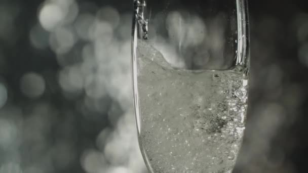 Крупный План Шампанского Наливают Бокал Флейтой Капельки Падают Левую Сторону — стоковое видео