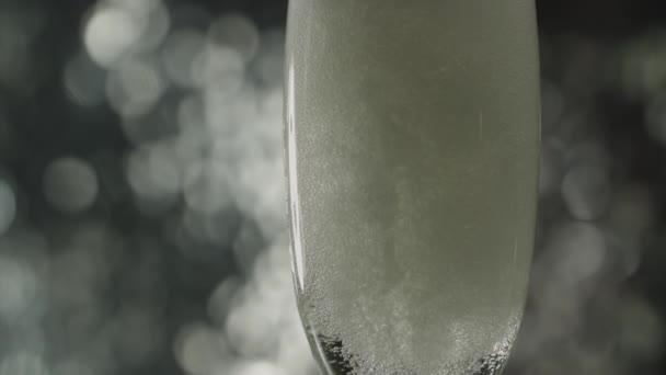 Detailní Záběr Sklenice Flétnu Naplněnou Šampaňským Bublinkami Rotujícími Uvnitř Zpomaleném — Stock video