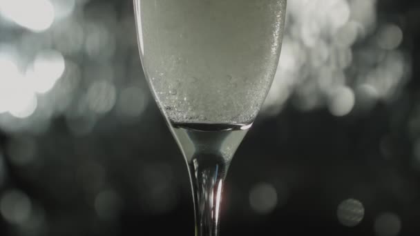 Крупный План Наполненного Шампанским Бокала Флейтой Пузырьками Вращающимися Внутри Замедленной — стоковое видео