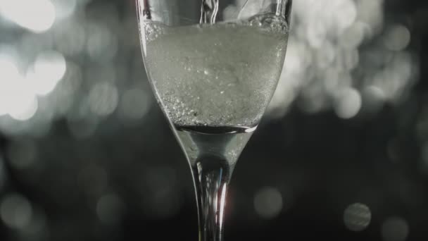 Nærbilde Vinglass Som Fylles Med Champagne Sakte Film Mot Mørk – stockvideo
