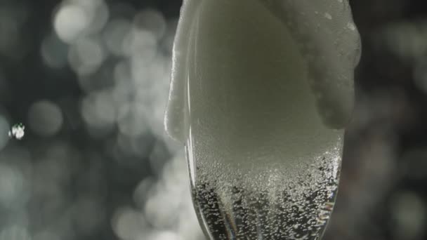 Крупный План Бокала Вина Шампанским Переполненным Замедленной Съемке Темном Фоне — стоковое видео