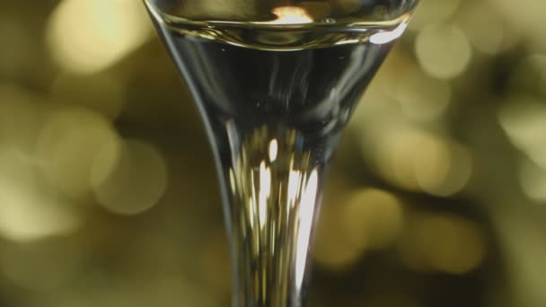 Detailní Záběr Stonku Sklenice Flétnu Bublinkami Šampaňského Které Pomalu Otáčejí — Stock video