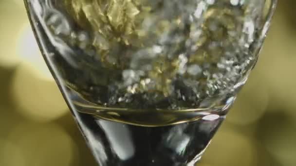 Nahaufnahme Einer Flötenglasschale Die Langsam Mit Champagner Gefüllt Wird Vor — Stockvideo