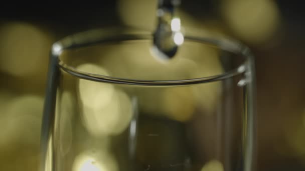 Detailní Záběr Okraje Sklenice Flétnu Šampaňské Pomalu Nalévá Pozadí Bokeh — Stock video