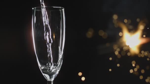 Detailní Záběr Sklenice Flétnu Šampaňským Které Nalévá Zpomaleném Záběru Tmavém — Stock video