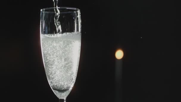 Крупный План Бокала Флейтой Шампанским Выливаемым Замедленной Съемке Темном Фоне — стоковое видео