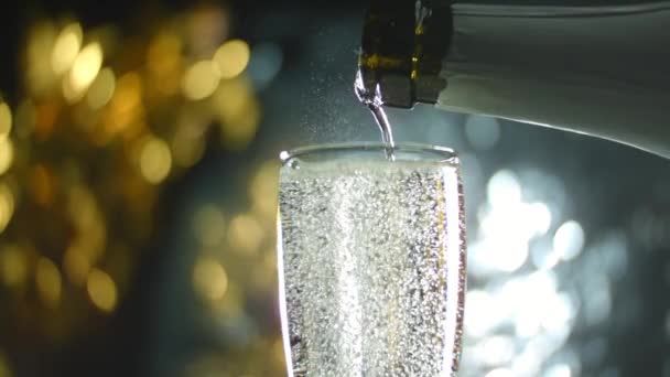 Close Shot Van Een Fluit Glas Wordt Gevuld Met Champagne — Stockvideo