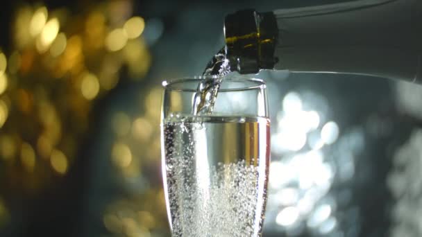 Detailní Záběr Sklenici Flétnu Znovu Naplněnou Šampaňským Láhve Pozadí Bokeh — Stock video