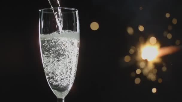 Крупный План Бокала Флейтой Шампанским Выливающимся Замедленной Съемке Темном Фоне — стоковое видео
