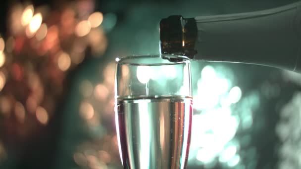 Крупный План Бокала Флейтой Снова Наполненного Шампанским Бутылки Фоне Боке — стоковое видео