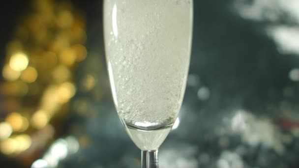 Крупный План Бокала Флейтой Снова Наполненного Шампанским Фоне Боке — стоковое видео