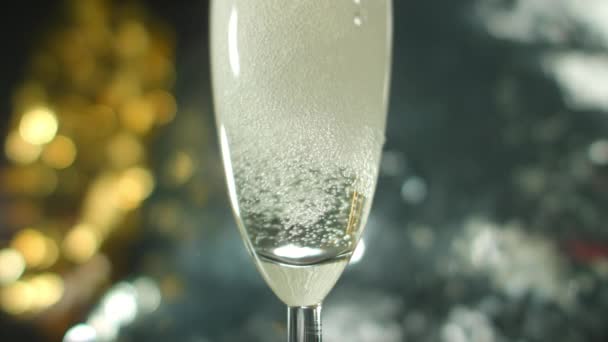 Detailní Záběr Sklenice Flétnu Naplněné Šampaňským Kapkami Padajícími Pravou Stranu — Stock video