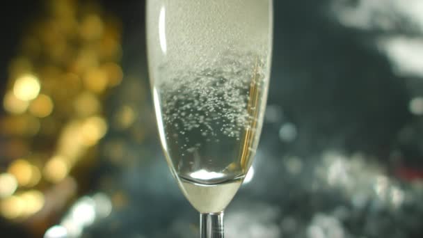 Detailní Záběr Bublin Šampaňského Pomalu Stoupá Sklenice Flétnu Pozadí Bokeh — Stock video
