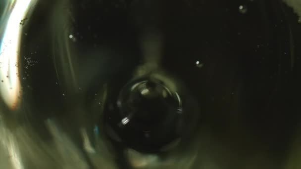 Экстремальный Крупным Планом Снимок Капли Шампанского Падающей Заполненный Бокал Флейтой — стоковое видео