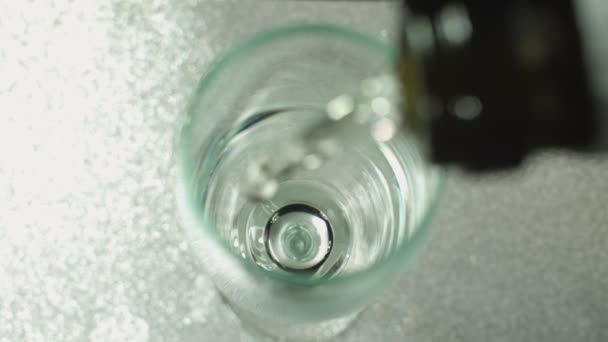 Masanın Üzerindeki Flüt Bardağının Yakın Plan Fotoğrafı Yine Bir Şişeden — Stok video