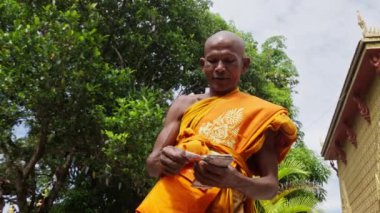 Budist Keşiş, Para, Ödeme, Bornoz, Tayland